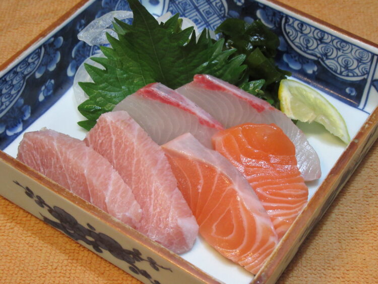 マグロ中トロ＆カンパチ＆ノルウェーサーモン Using maguro(tuna )&  greater  amberjack & Norway salmon