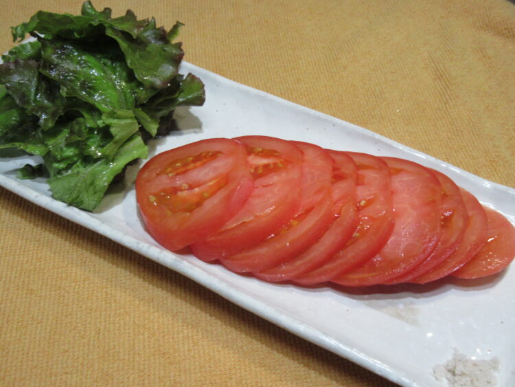 トマトスライス＆生野菜 Sliced tomato & lettuce